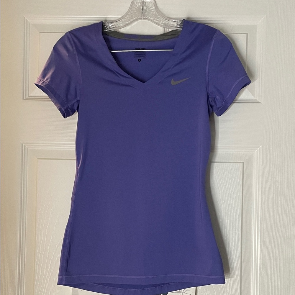 WOMEN’S NIKE PRO SHIRT